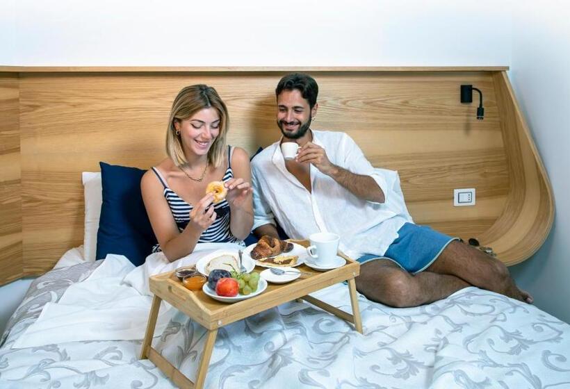 اتاق لوکس با چشم‌انداز دریا, Park Oasi Resort