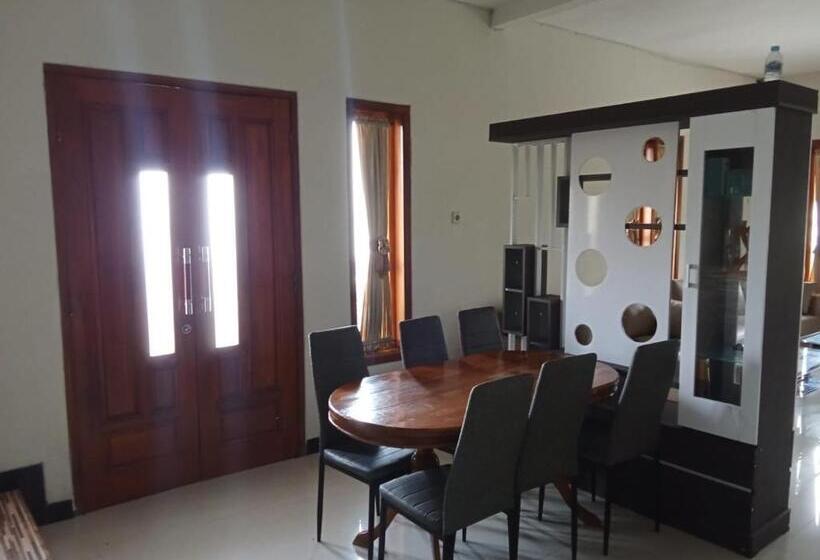 四人标准间, Aaa, Astungkara, Amazing Bromo Villa, Managed By Triple A Tour, Additional Bromo Jeep Tour And Airpo