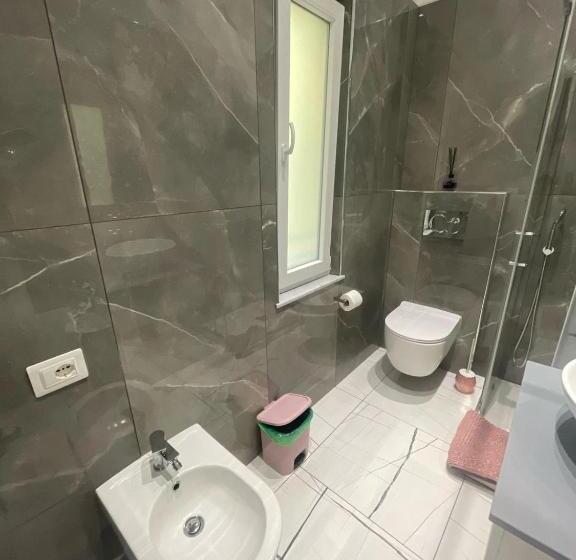 غرفة قياسية ثلاثية, Laura Rooms