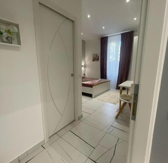 اتاق استاندارد سه نفره, Laura Rooms