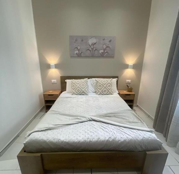 غرفة قياسية, Laura Rooms