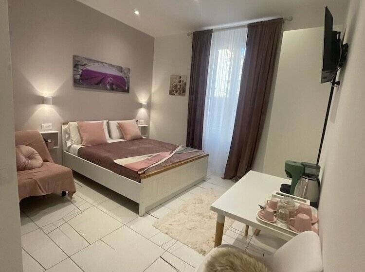اتاق استاندارد سه نفره, Laura Rooms