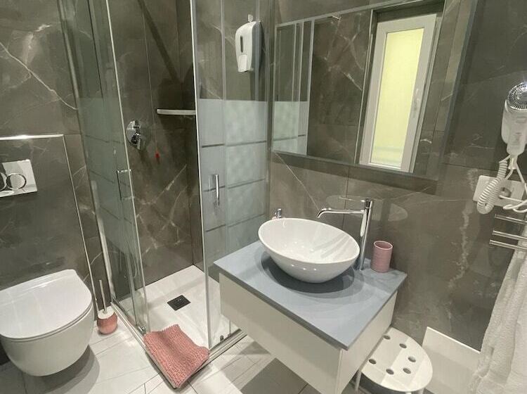 اتاق استاندارد سه نفره, Laura Rooms