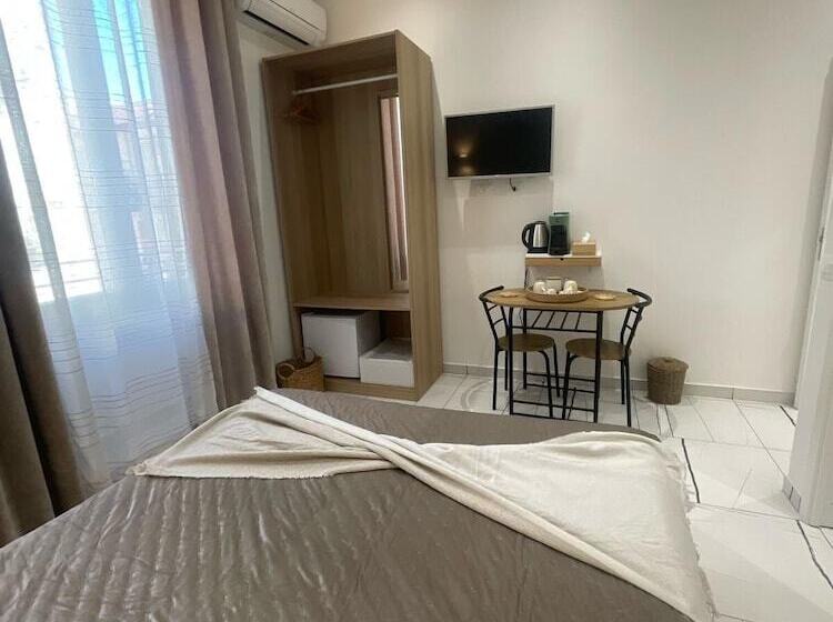 غرفة قياسية, Laura Rooms