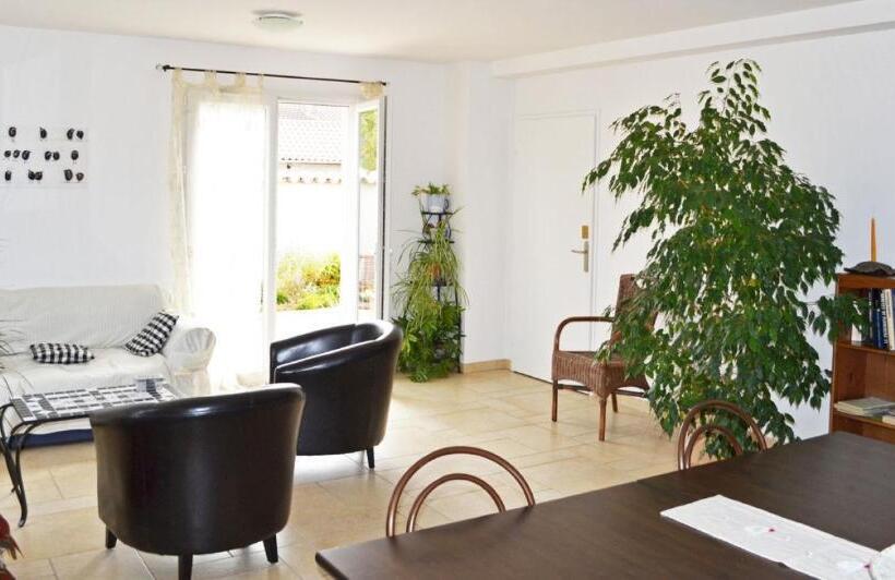 Номер Стандарт, Chambre Avec Salle De Bain Privative Comme à L Hôtel Et Salon Cuisine à Partager Avec Les 4 Autres L