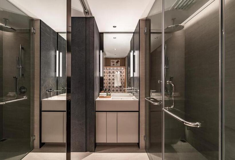 Номер Стандарт Кровать Кинг Адаптированный для Инвалидов, Crowne Plaza Penang Straits City By Ihg