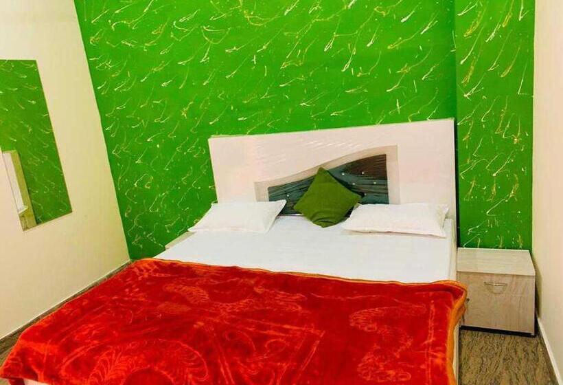Трехместный Номер Классика, Pop Raj Hotel Oyo