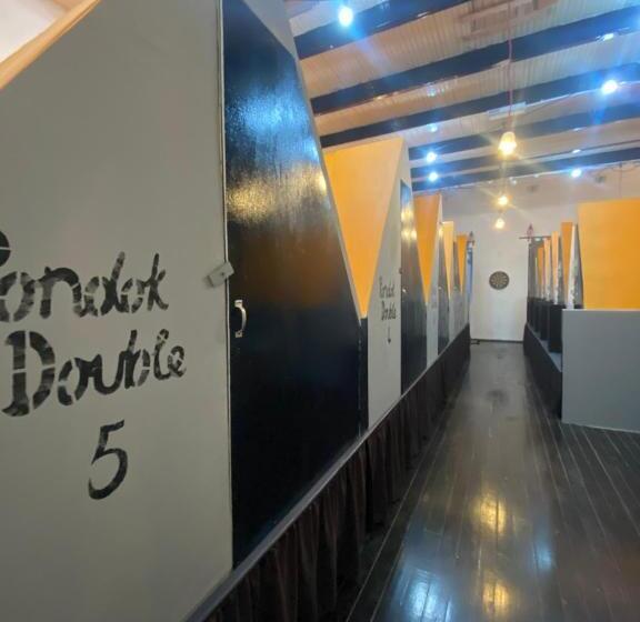 چادر با خدمات رفاهی استاندارد, Hikers Sleep Port Guesthouse