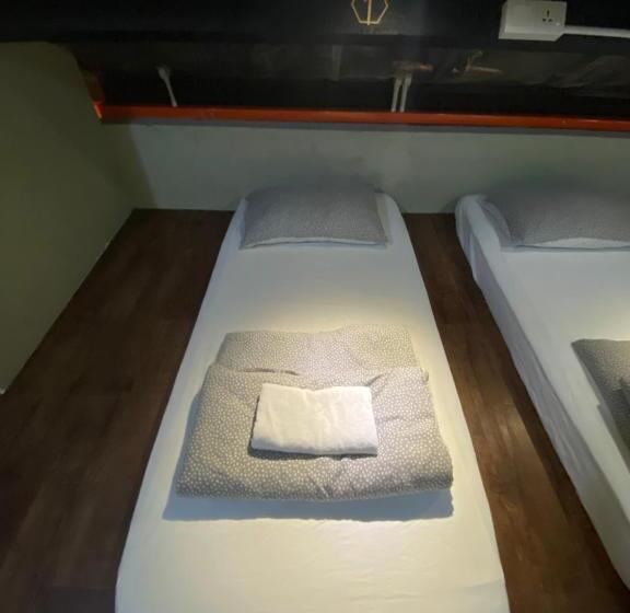 تختخواب در اتاق مشترک, Hikers Sleep Port Guesthouse