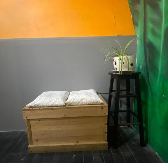 چادر با خدمات رفاهی استاندارد, Hikers Sleep Port Guesthouse