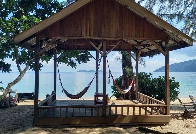 Standard Triple Room with Terrace, Swiss Cottage Tioman
