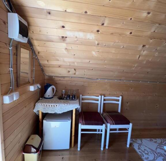 بانگلوی استاندارد, Homestay Djerkovic