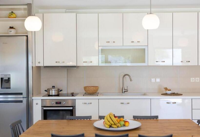 דירת שלושה חדרים, Agni Suites