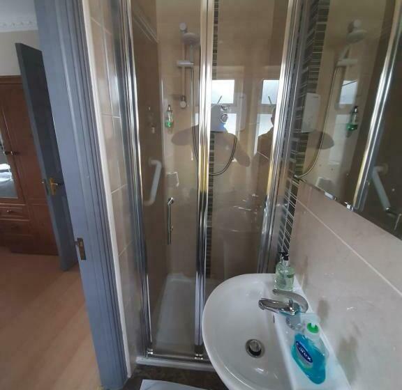 家庭间, Aaron Vale B&b