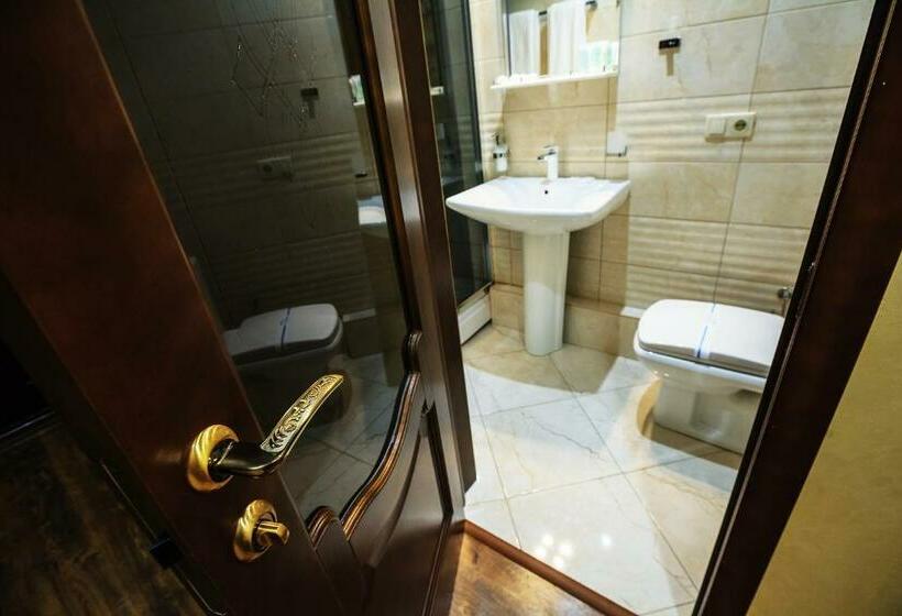 جناح جونيور, 39