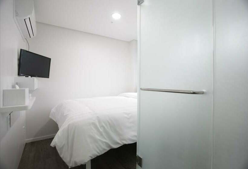 Номер Economy, K Pop Hotel Seoul Tower