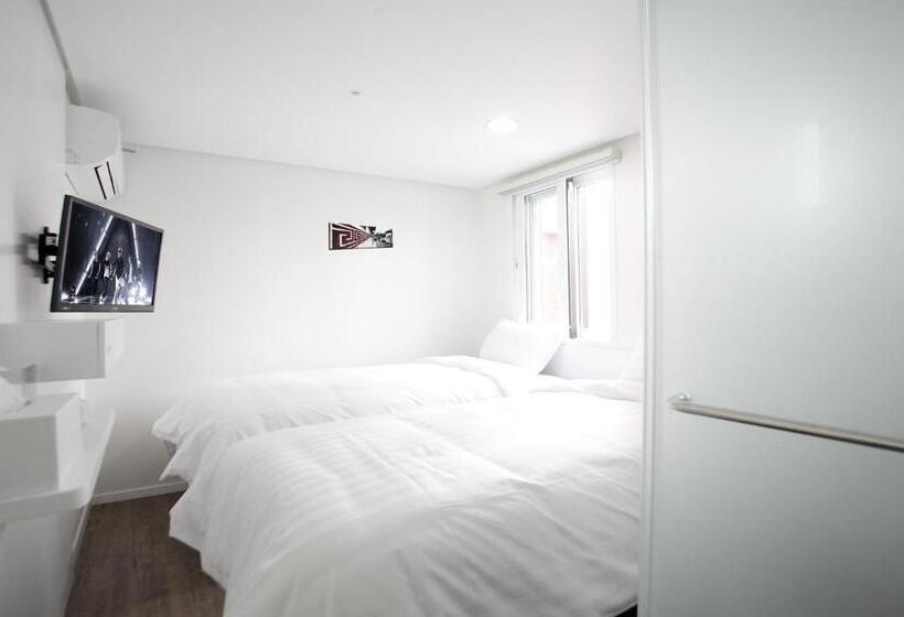 Номер Стандарт с Балконом, K Pop Hotel Seoul Tower