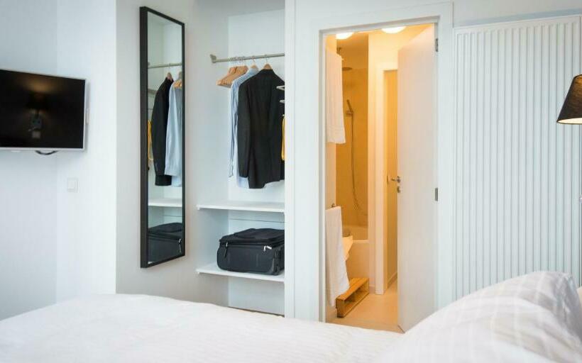 سوییت لوکس, B&b Avenue Deschanel