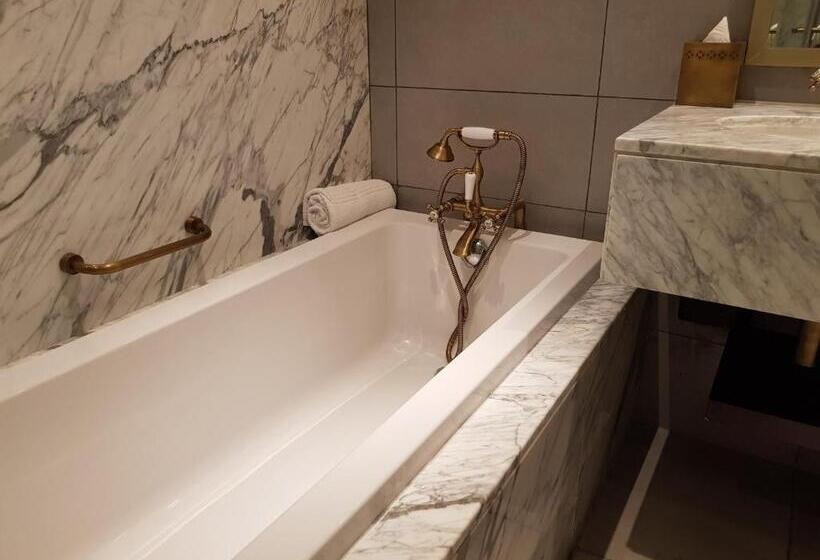 带观景的豪华间, Al Habtoor Polo Resort