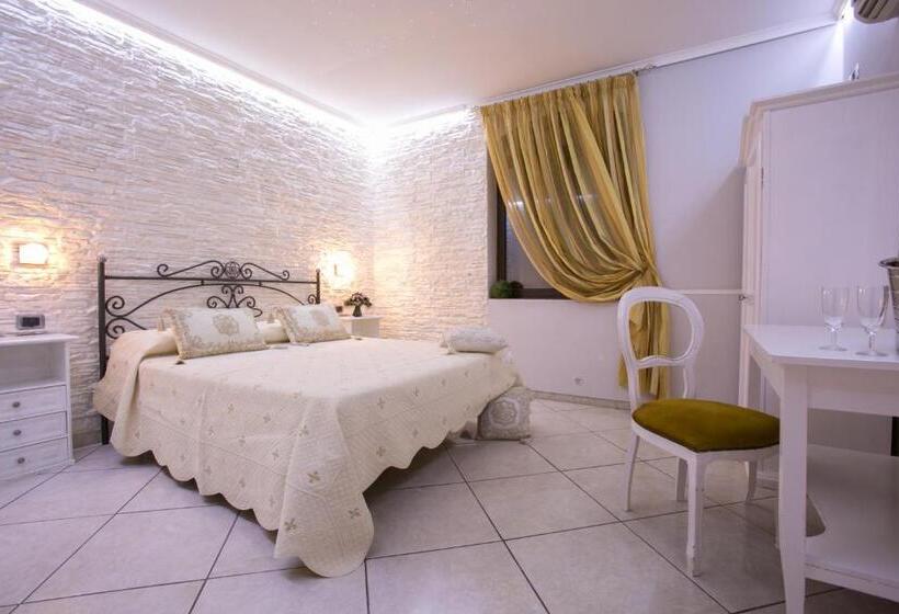 اتاق استاندارد سه نفره, La Fenice
