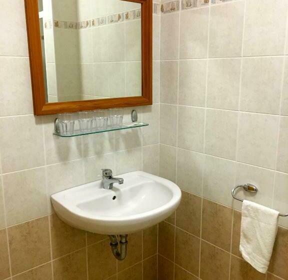 חדר סטנדרט לשלושה, Rácz Fogadó