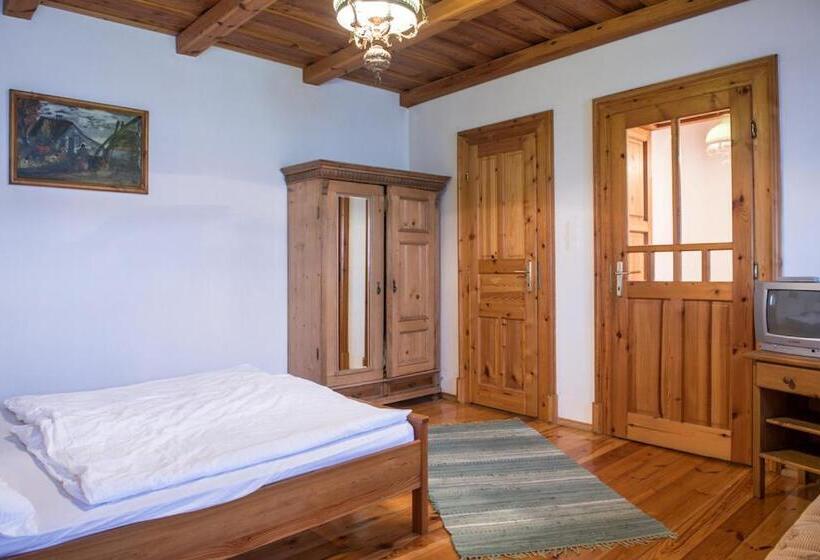 דירת חדר, Rácz Fogadó