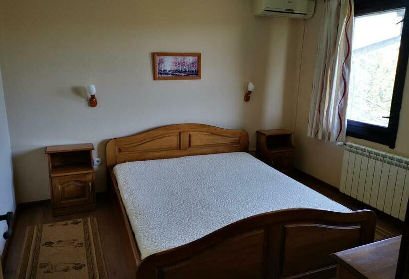 Номер Стандарт Вид на Сад, Family Hotel Arbanashka Sreshta