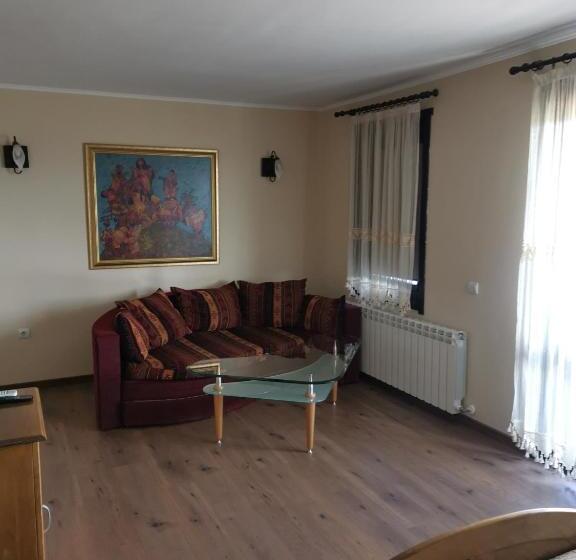 استودیو استاندارد با چشم‌انداز استخر, Family Hotel Arbanashka Sreshta
