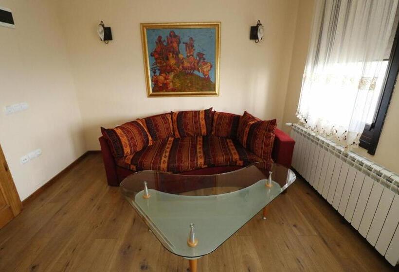 استودیو استاندارد با چشم‌انداز استخر, Family Hotel Arbanashka Sreshta