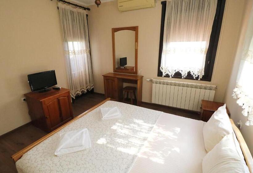 Номер Стандарт с Балконом, Family Hotel Arbanashka Sreshta
