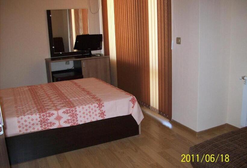 Номер Стандарт с Балконом, Family Hotel Saint George