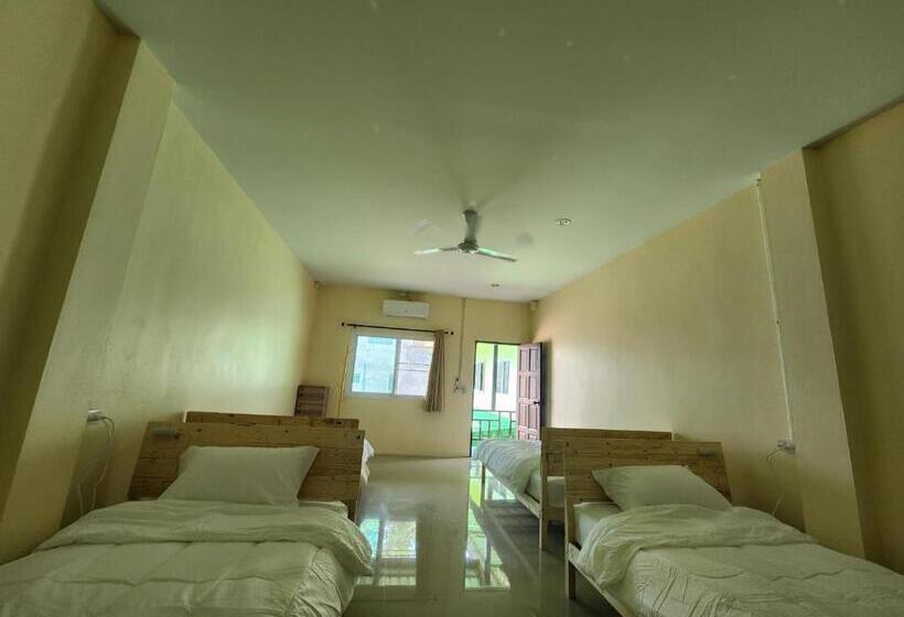 تختخواب در اتاق مشترک, Skypearl Guesthouse & Pub