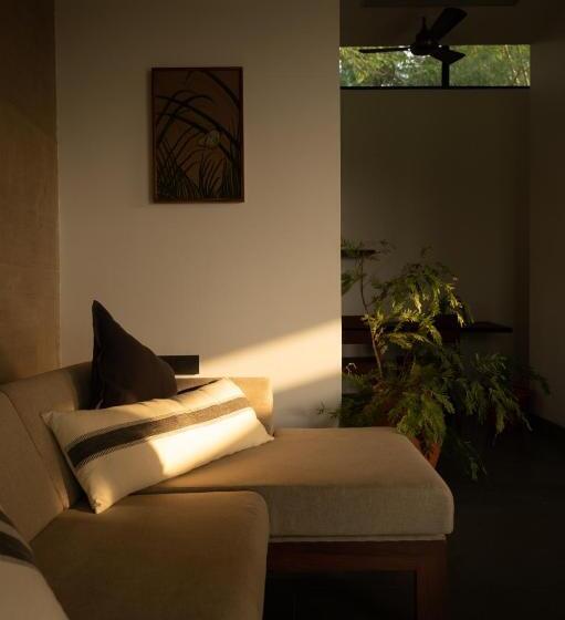 Номер Superior Кровать Кинг, Jaadooghar Stays, Earth Friendly Stay, Chandigarh