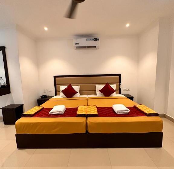 Четырехместный Номер Стандарт, Luxe Hotel Thekkady