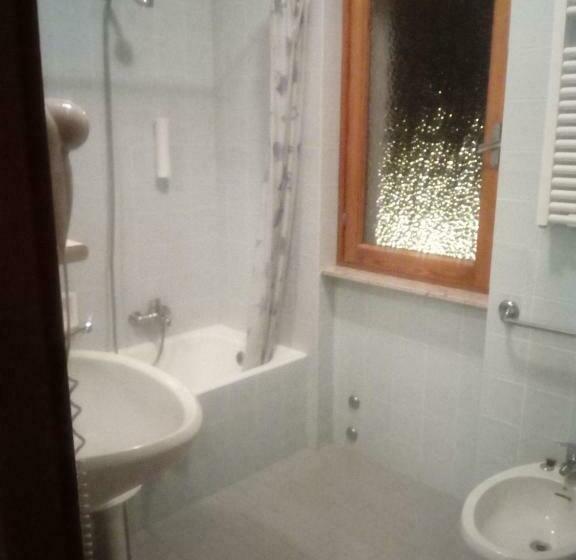Economy Triple Room, Castello