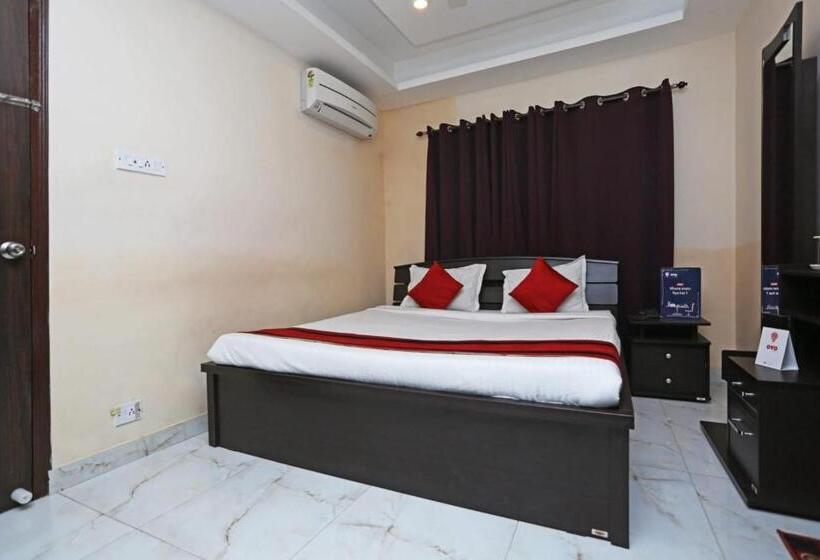 Deluxe Room, Goroomgo White Palace Hotel & Resort New Alipore Kolkata