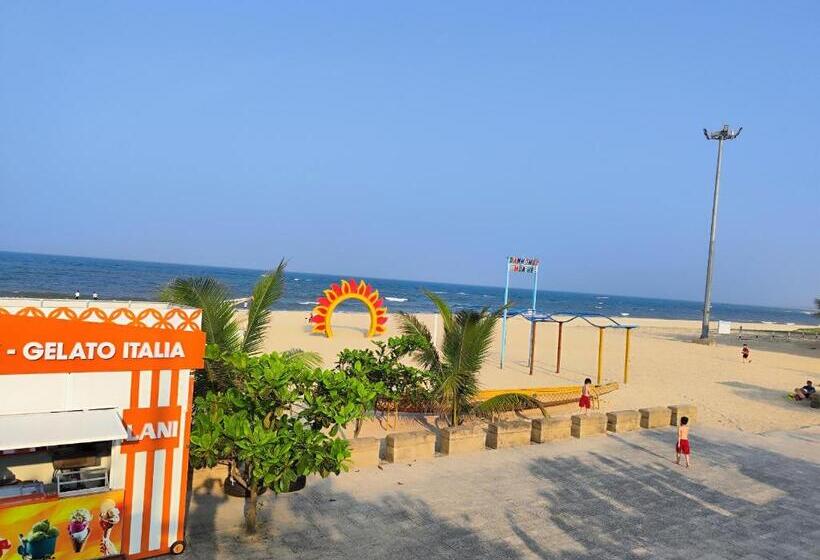 Deluxe Triple Room Sea View, View Nhat Le Beach