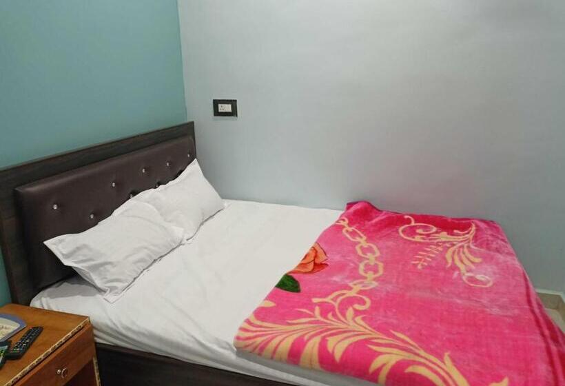 اتاق کلاسیک سه تخته, Narayan Inn