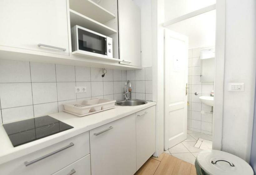 تختخواب در اتاق مشترک, H2o Hostel