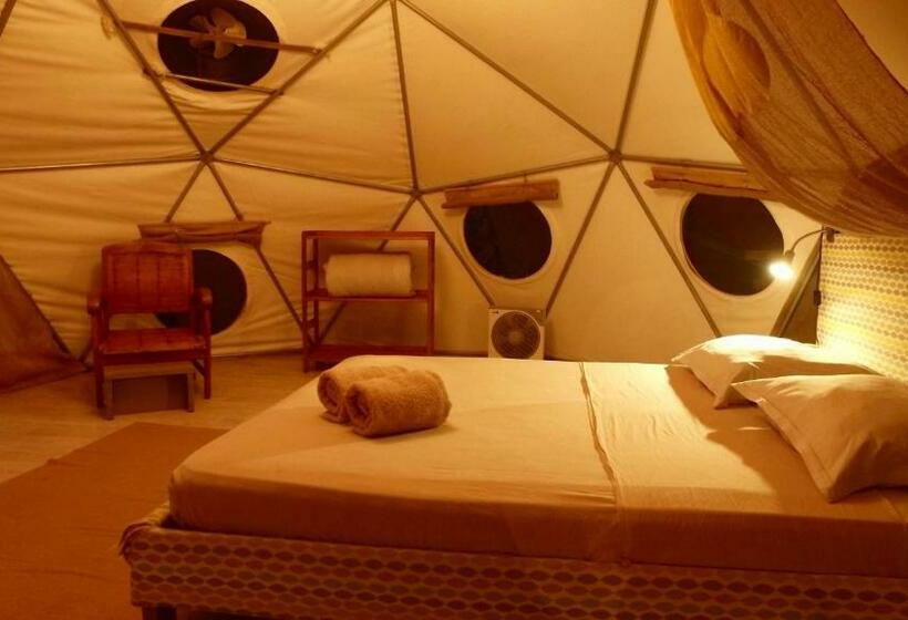 اتاق خانوادگی, Bubble Dome Village