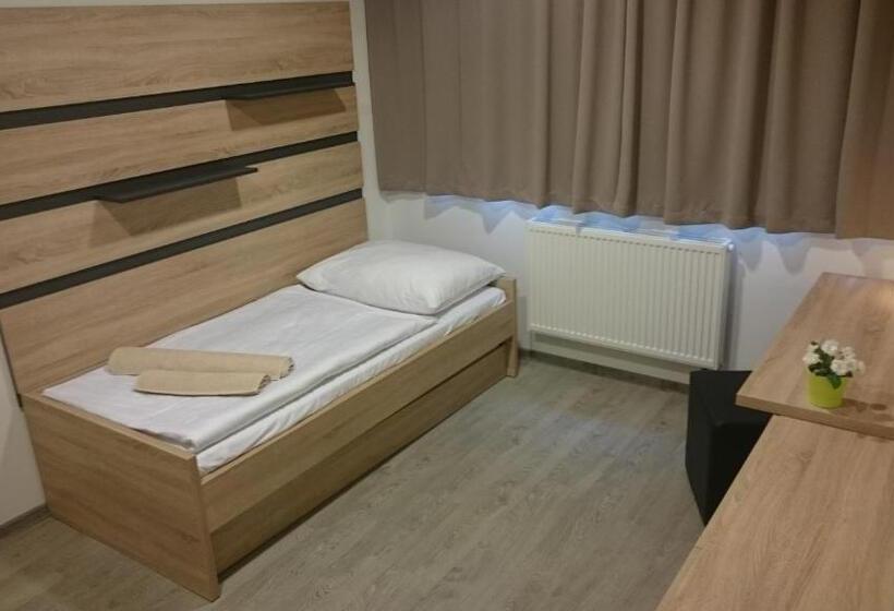 标准单人间, Tam Autohof Malacky