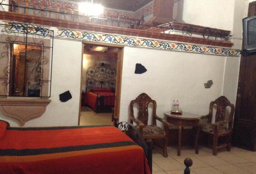 Camera Familiare, Los Escudos