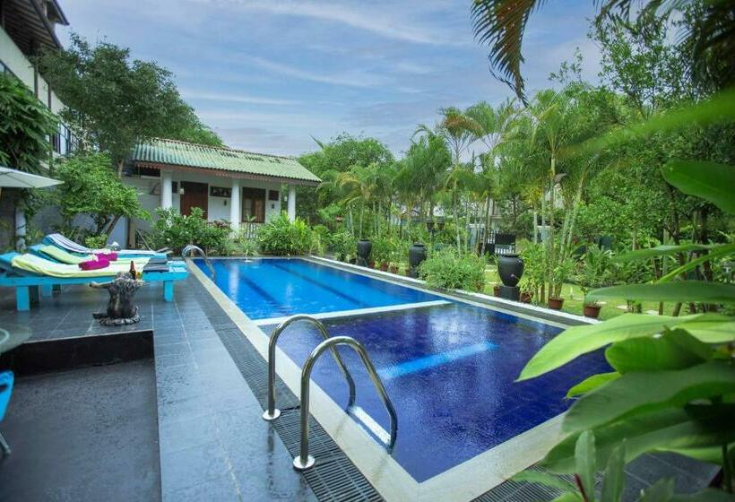 اتاق استاندارد با چشم‌انداز استخر, Arcadia Resort