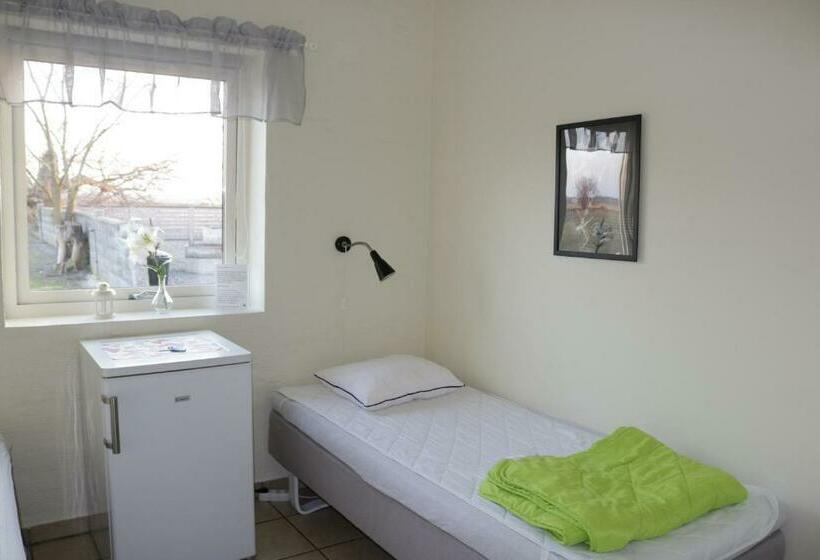 اتاق استاندارد یک نفره, Kärraton Vandrarhem   Hostel