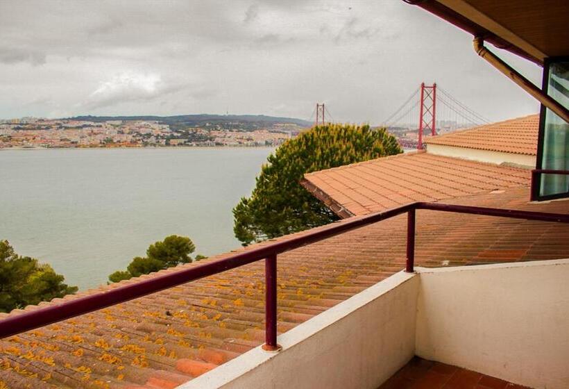 Cama em Quarto Compartilhado, Hi Almada  Pousada De Juventude