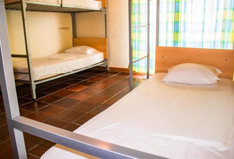 Cama em Quarto Compartilhado, Hi Almada  Pousada De Juventude
