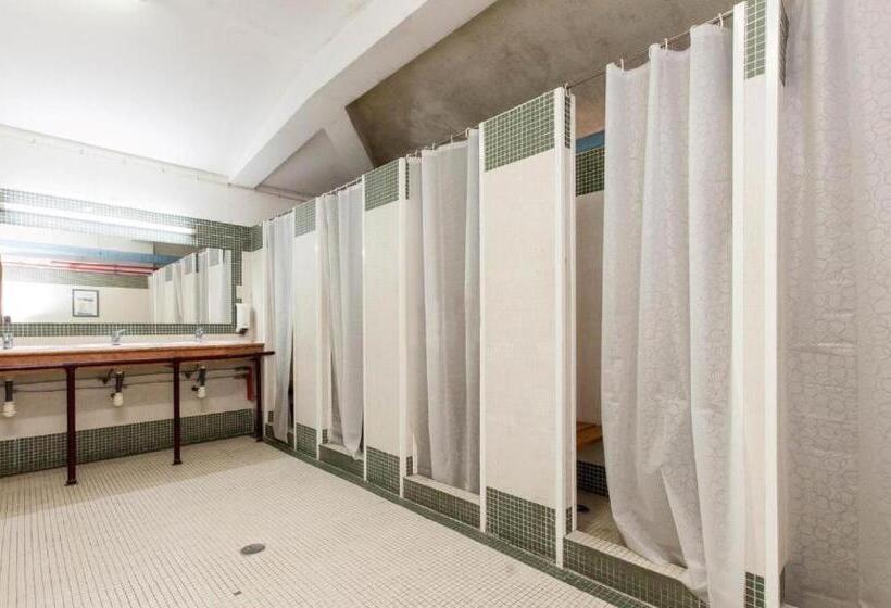 Quarto Familiar Banheiro Compartilhado, Hi Almada  Pousada De Juventude