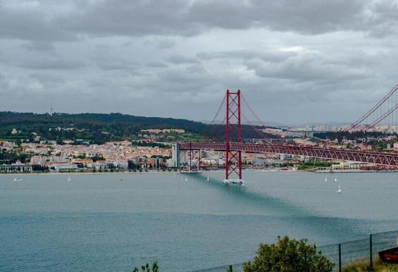 Семейный Номер Совместный Санузел, Hi Almada  Pousada De Juventude