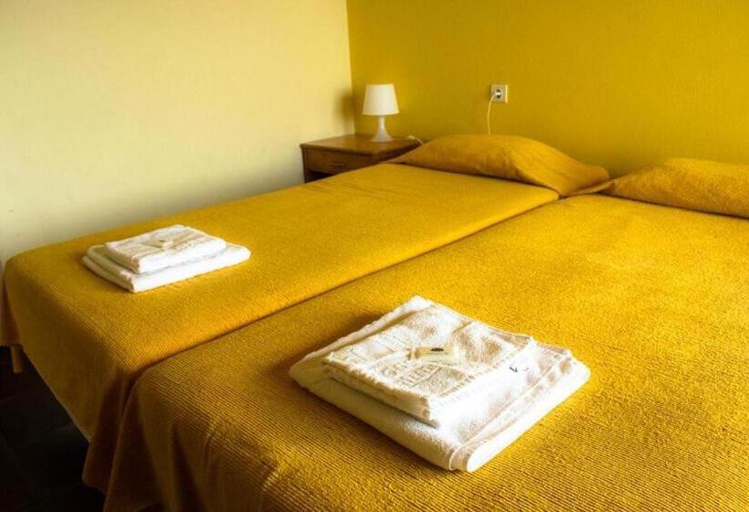 Трехместный Номер Базовый, Hi Almada  Pousada De Juventude