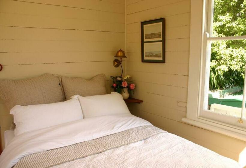 샬레, Bluff Hill Bed & Breakfast